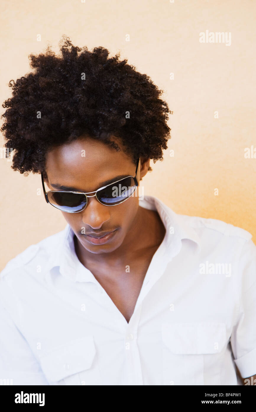Afrikanischer Mann das Tragen von Sonnenbrillen und blickte Stockfoto