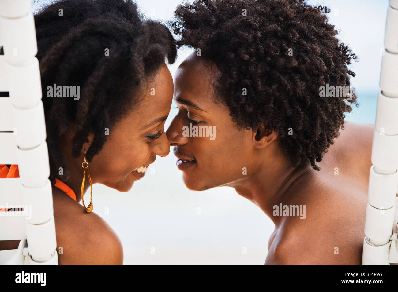 African Paar küssen Stockfoto