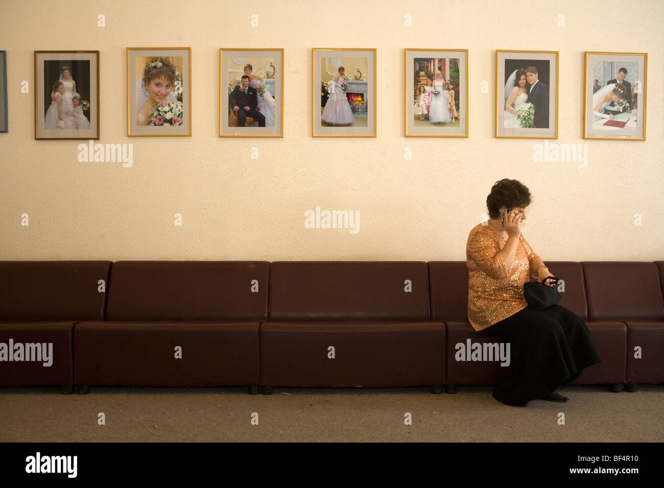 Hochzeit Gast im Wartezimmer mit Hochzeitsfotos auf Wand, Hochzeit Schloss, Jekaterinburg, Russland Stockfoto
