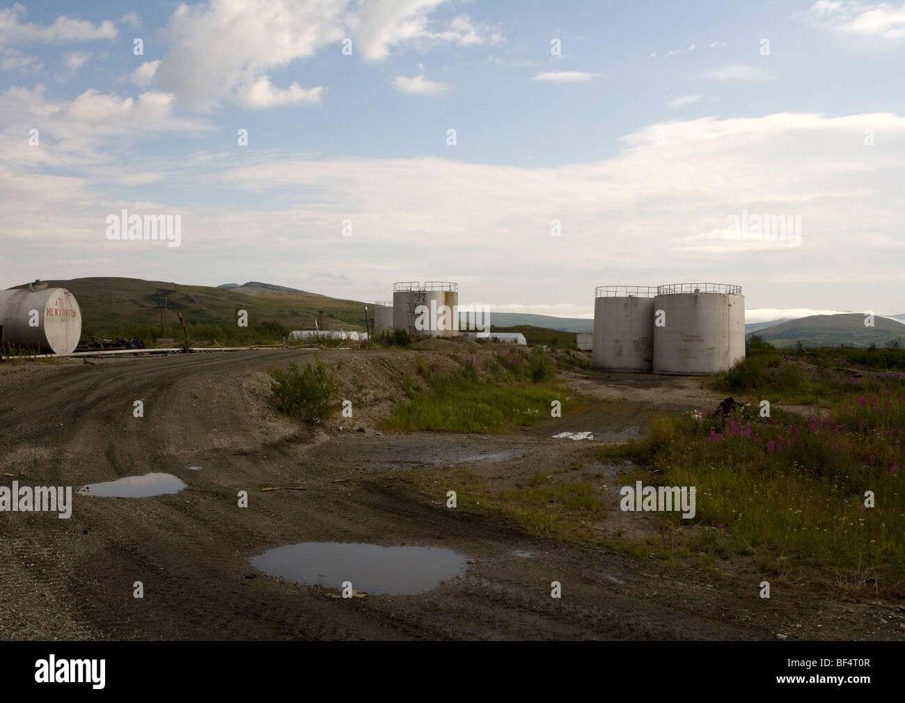 Ländliche Landschaft Industriestandort mit Lagertanks, Polyarny, Arktis Russland Stockfoto