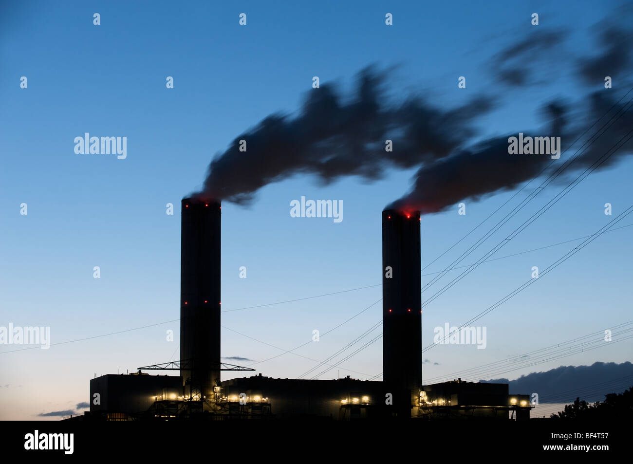 200 Meter hohen Schornsteine des ein Kohle-Kraftwerk, Deutschland. Stockfoto