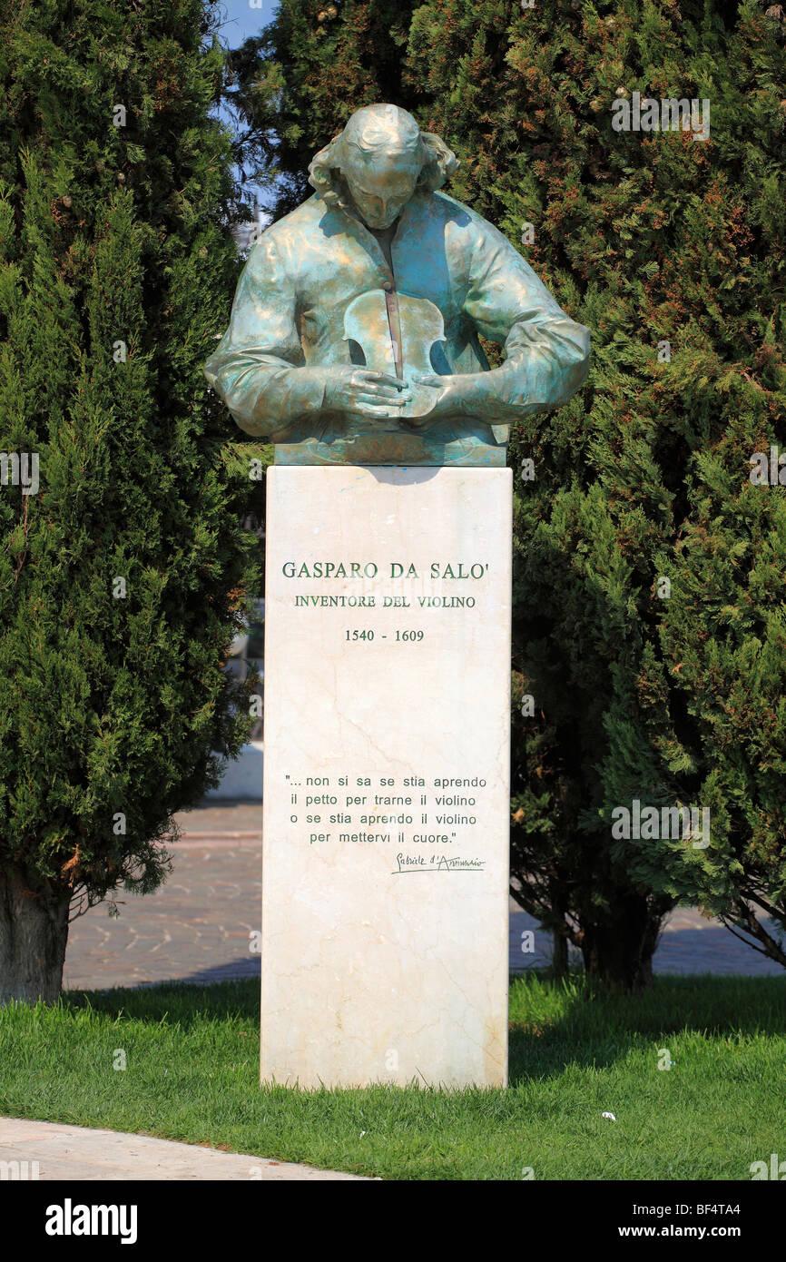 Denkmal für Gasparo da Salò, der Erfinder der Violine, Salò am Gardasee,  Italien, Europa Stockfotografie - Alamy
