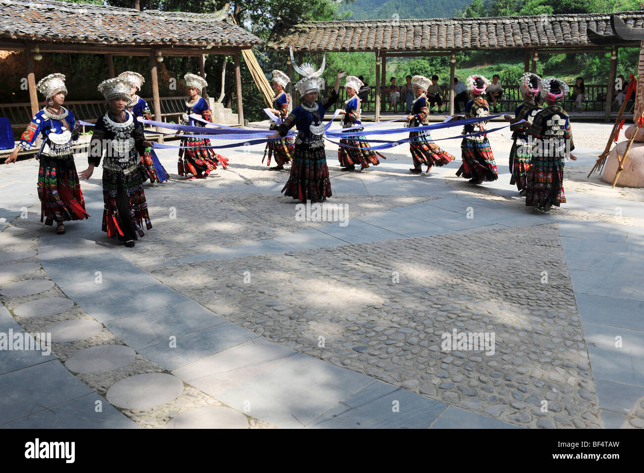 Miao-Frauen zeremonieller Tanz, Nanhua, Kaili, Qiandongnan der Miao und Dong autonomen Präfektur, Provinz Guizhou, China Stockfoto