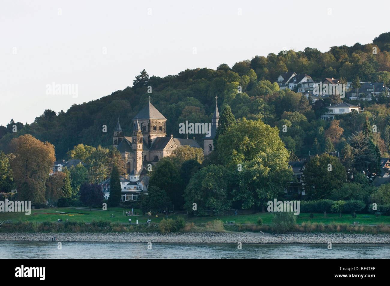 Blick vom Rhein auf die Pfarrkirche St. Peter und Paul, Remagen, Rheinland-Pfalz, Deutschland, Europa Stockfoto