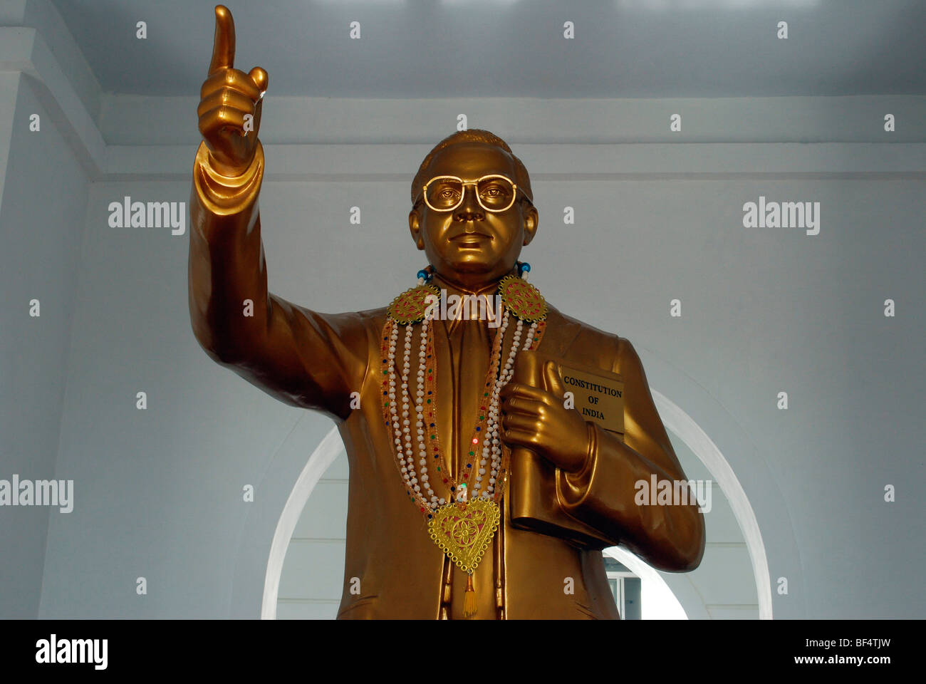 Goldene Statue von Dr. Ambedkar in Puducherry; Indien Stockfoto