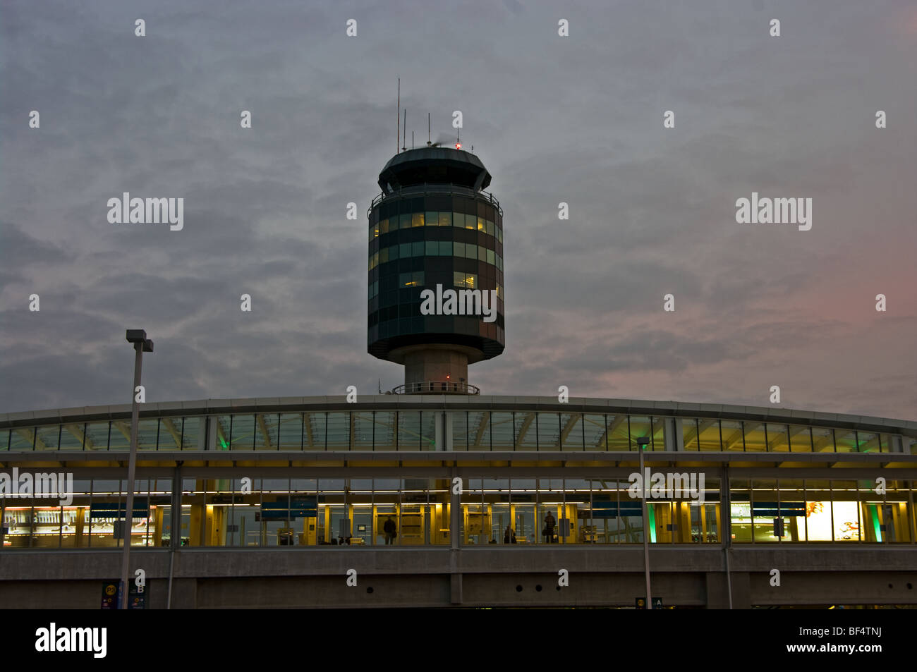 Vancouver Airport zeigt Skytrain Station und Luft Verkehr Kontrollturm Stockfoto