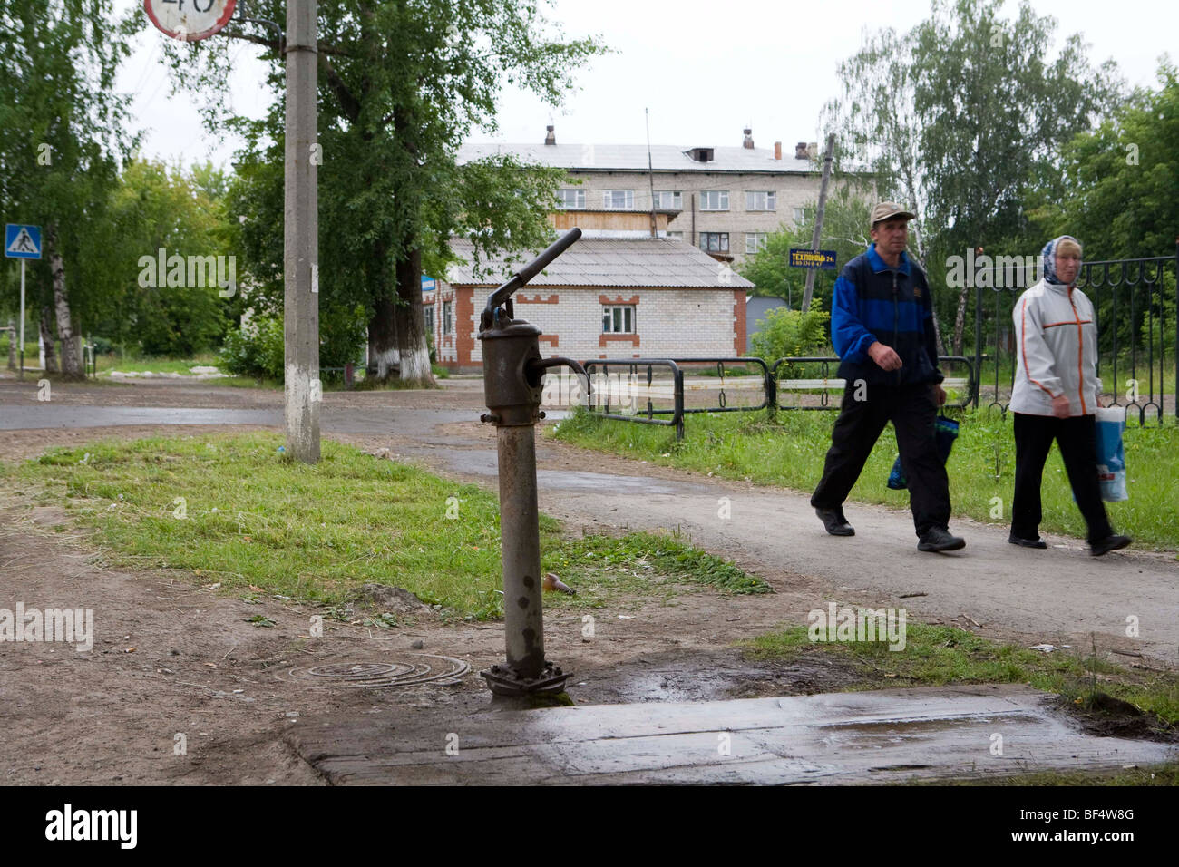 Paar Vergangenheit Wasserpumpe in Dorf, Ural, Russland Stockfoto