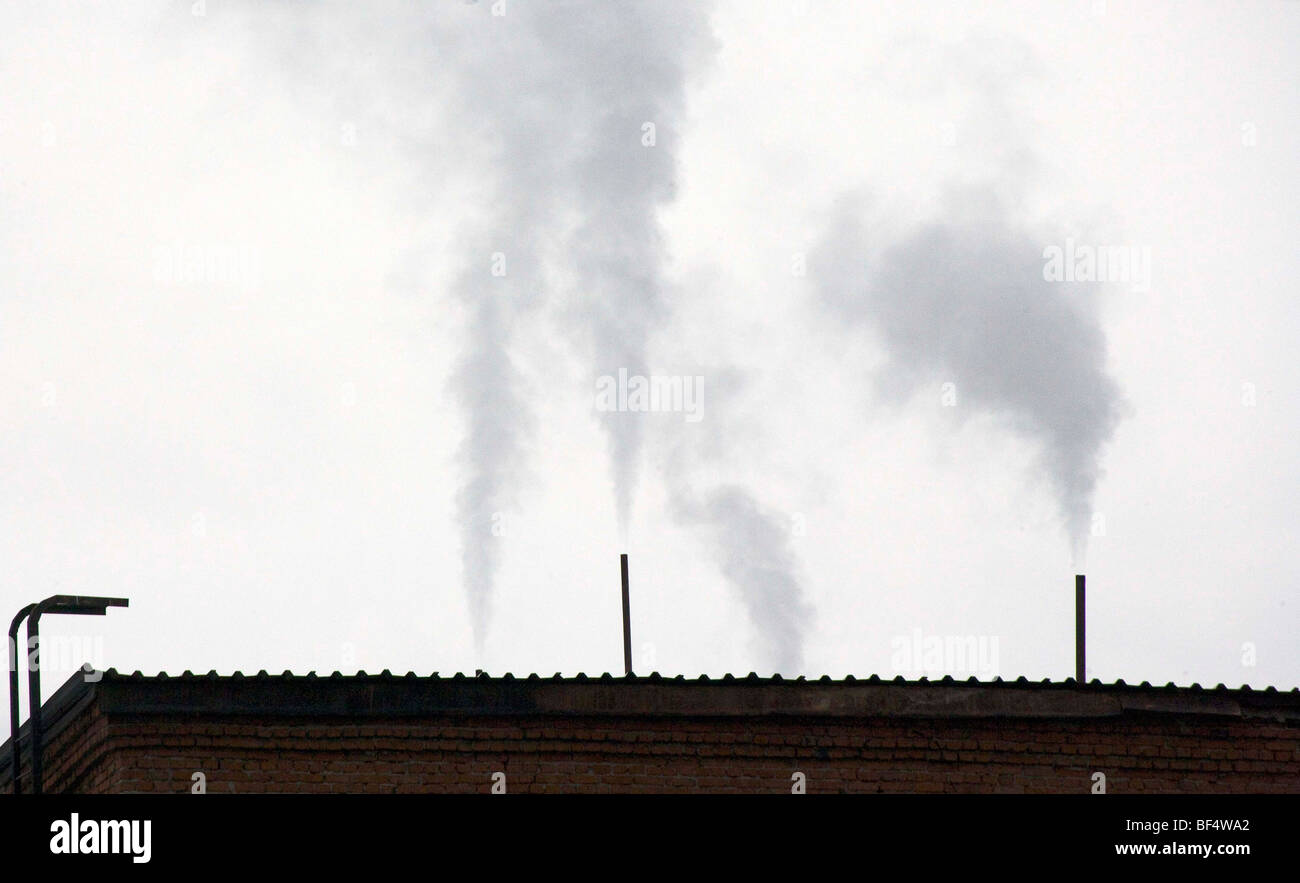 Industrielle Rauch-stacks weißer Rauch in den grauen Himmel Stockfoto
