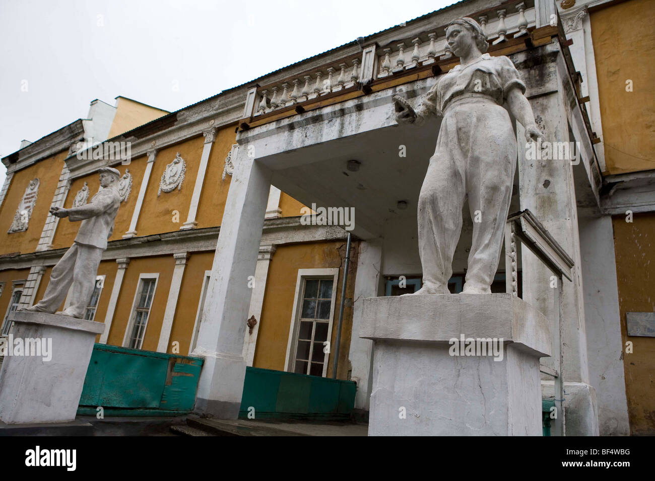 Arbeitnehmer Statuen am Eingang des alten sowjetischen civic Gebäude im ländlichen Russland Stockfoto