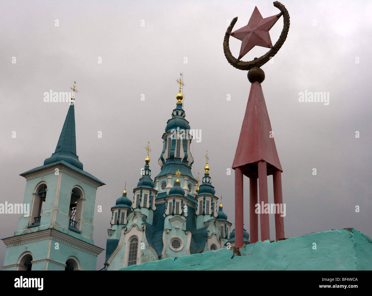 Russisch-orthodoxe Kirche mit Hammer und sowjetische Star, Russland  Stockfotografie - Alamy