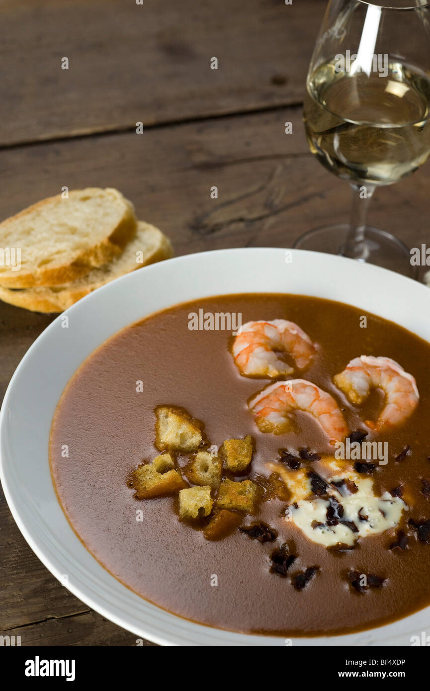 Fischsuppe, Soupe de Poisson, mit Garnelen, Croutons und Rotalgen (Palmaria Palmata), eine Rotalge Stockfoto
