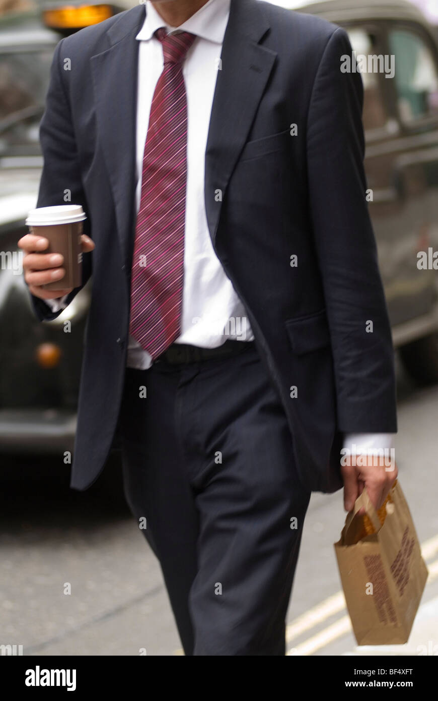 Fastfood-Snack zur Mittagszeit in einer Tüte. Büroangestellter der Stadt London, der sein Mittagessen mit einer Tasse Kaffee zurück ins Büro nimmt. 2009 2000s HOMER SYKES Stockfoto