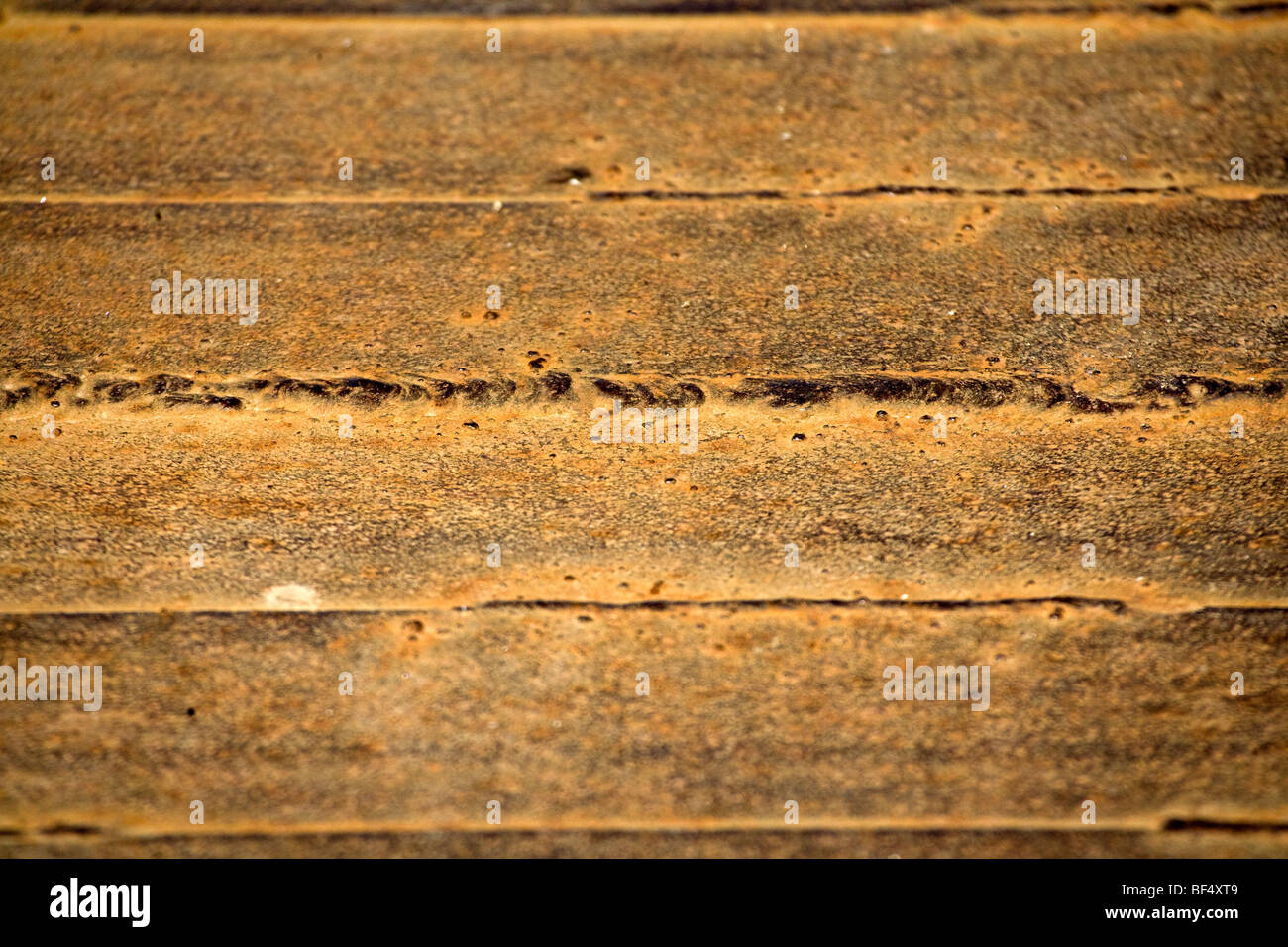 Rost Betonwand mit horizontalen Linien, Nahaufnahme, Detail Stockfoto