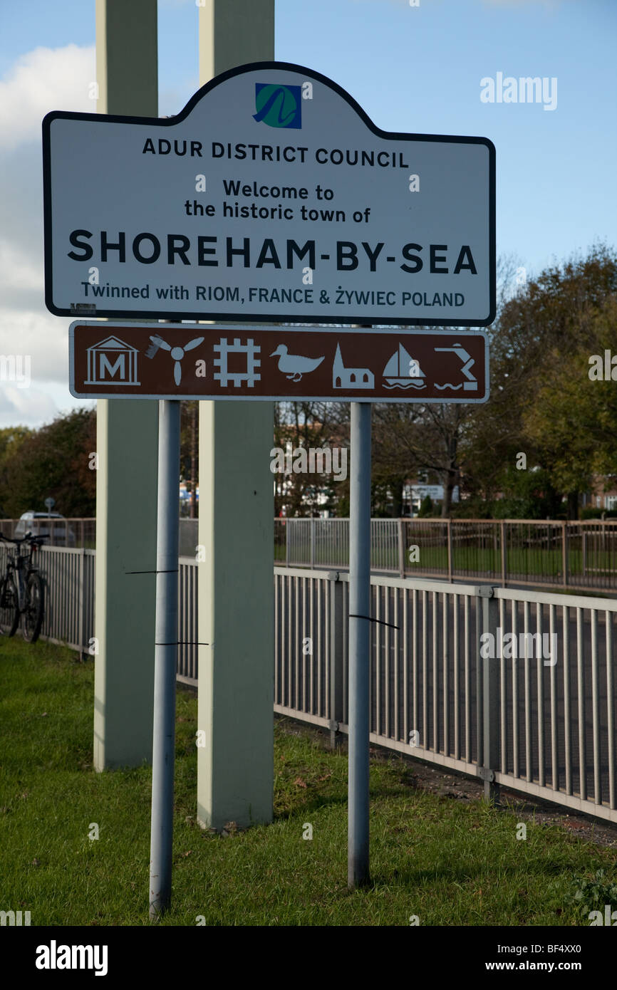 Eine Begrenzung Zeichen darauf hinweist, dass betreten Sie die Stadt von Shoreham-By-Sea, Sussex in der UK und Freizeitaktivitäten zur Verfügung Stockfoto