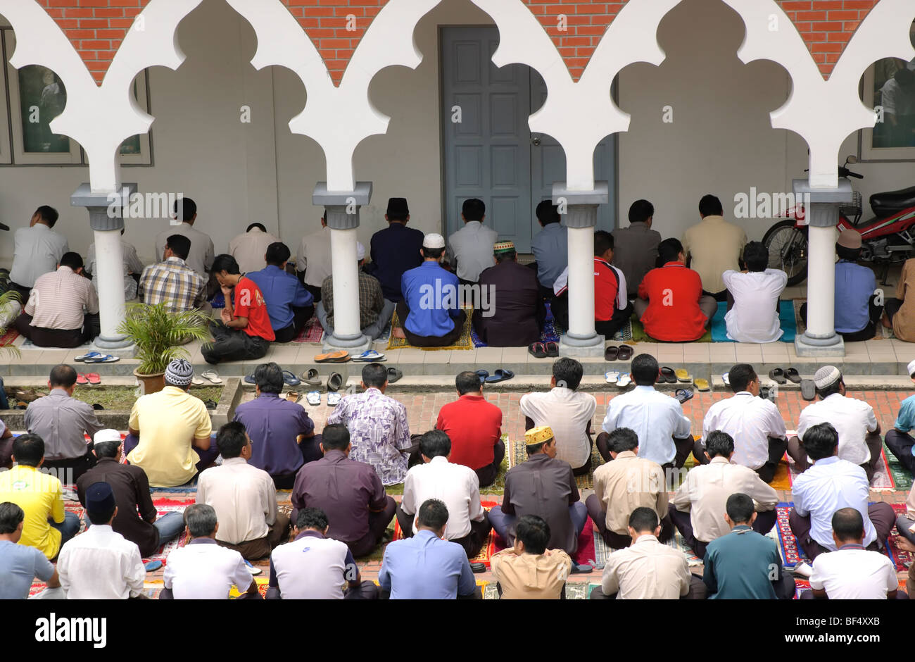 Große Gruppe von männlichen islamischen Gläubigen beim Freitagsgebet in einer Moschee Stockfoto