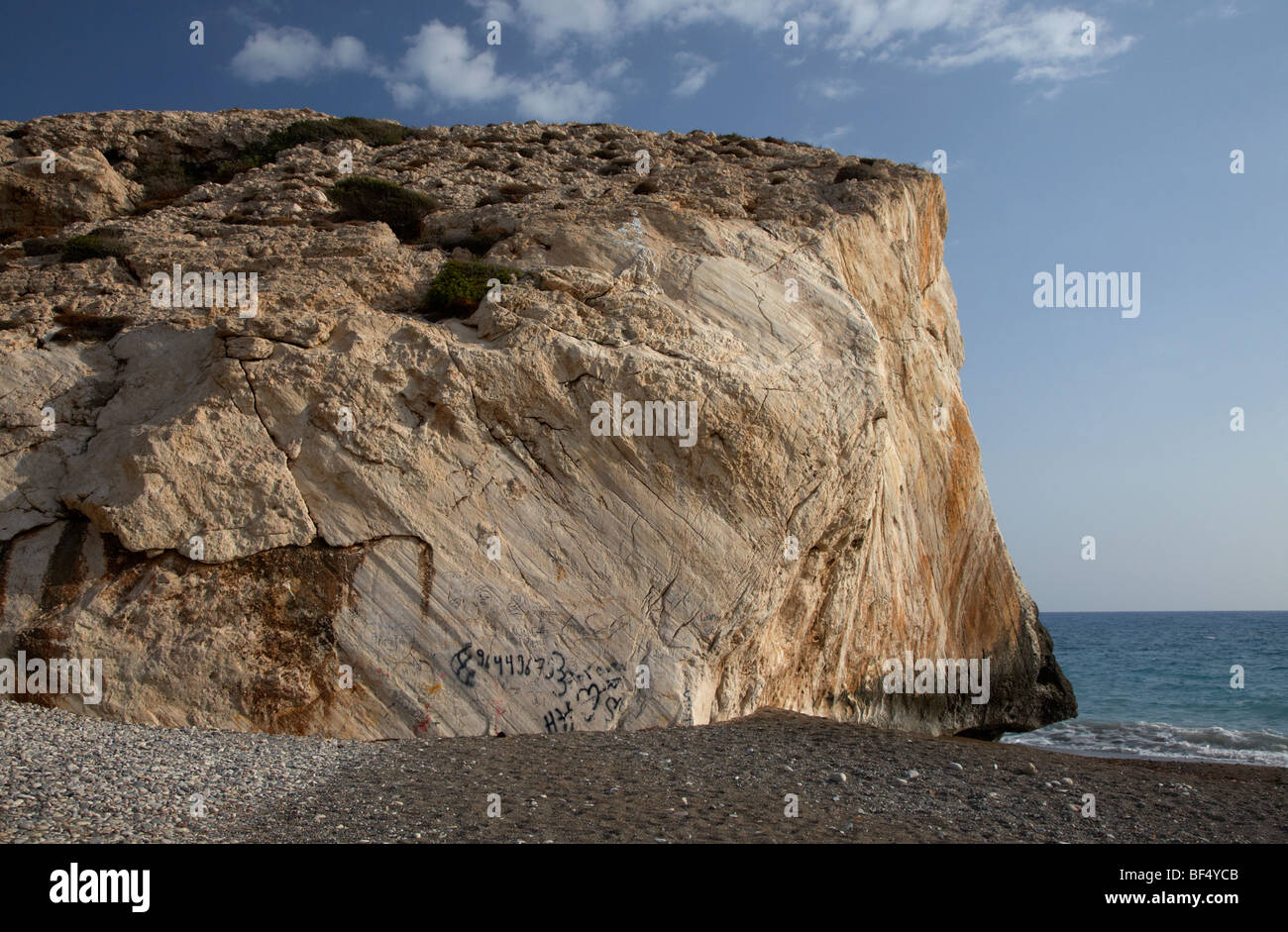großer Felsen, einschließlich Graffiti zu Aphrodite Felsen Petra Tou Romiou Republik Zypern Europa Stockfoto