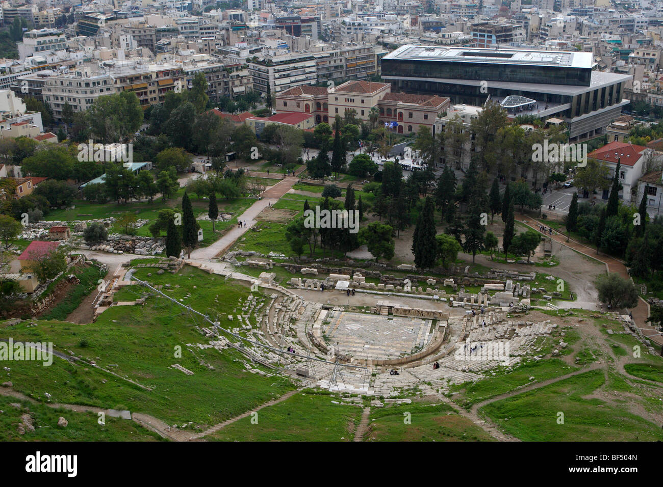 Antiken Theater des Dionysos und das neue Akropolismuseum in Athen Griechenland Stockfoto
