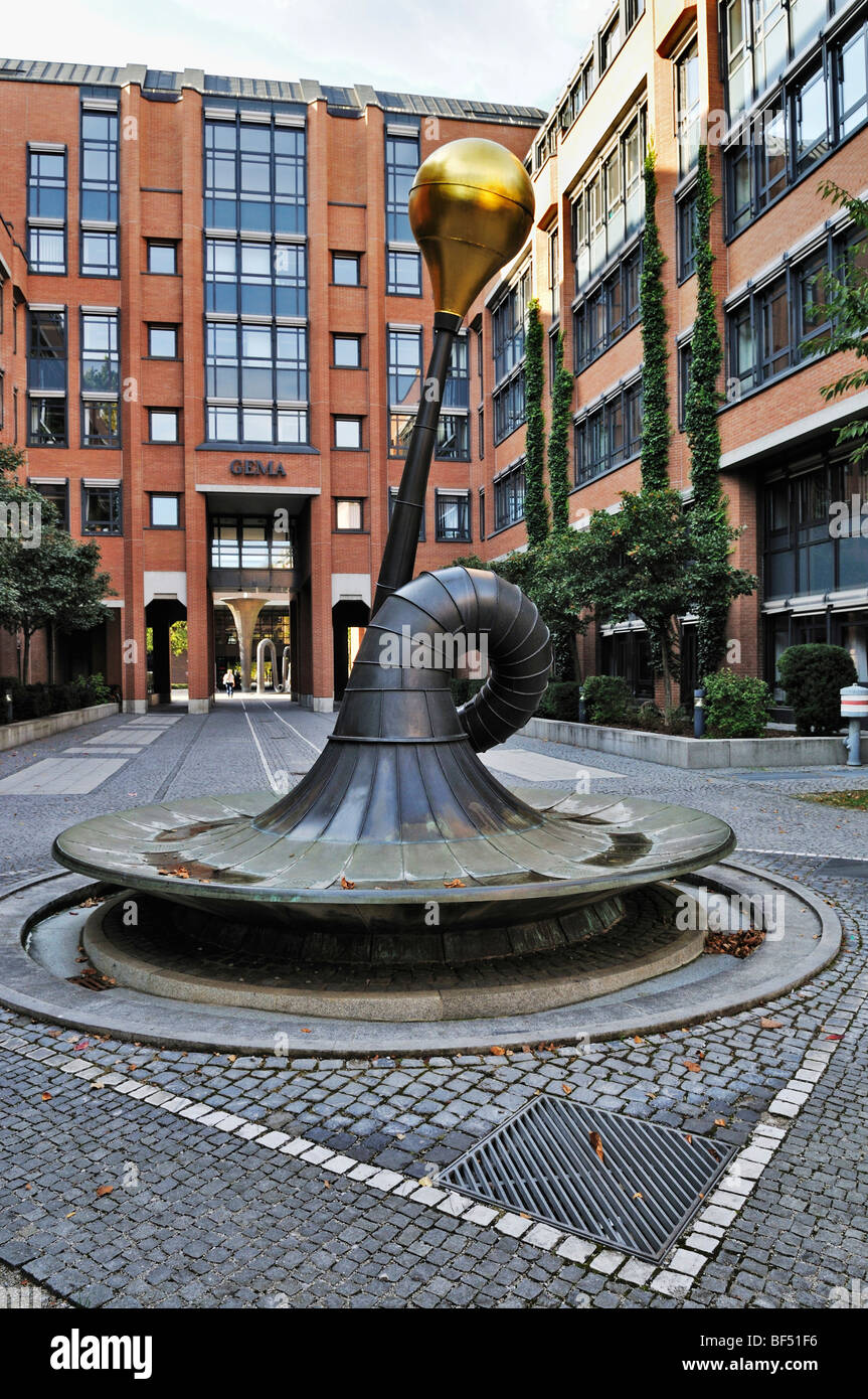 Brunnen am Hauptsitz der GEMA, Gesellschaft für musikalische Aufführungs- und mechanische Vervielfältigungsrechte, Munich, Bavaria, Germany, Eur Stockfoto