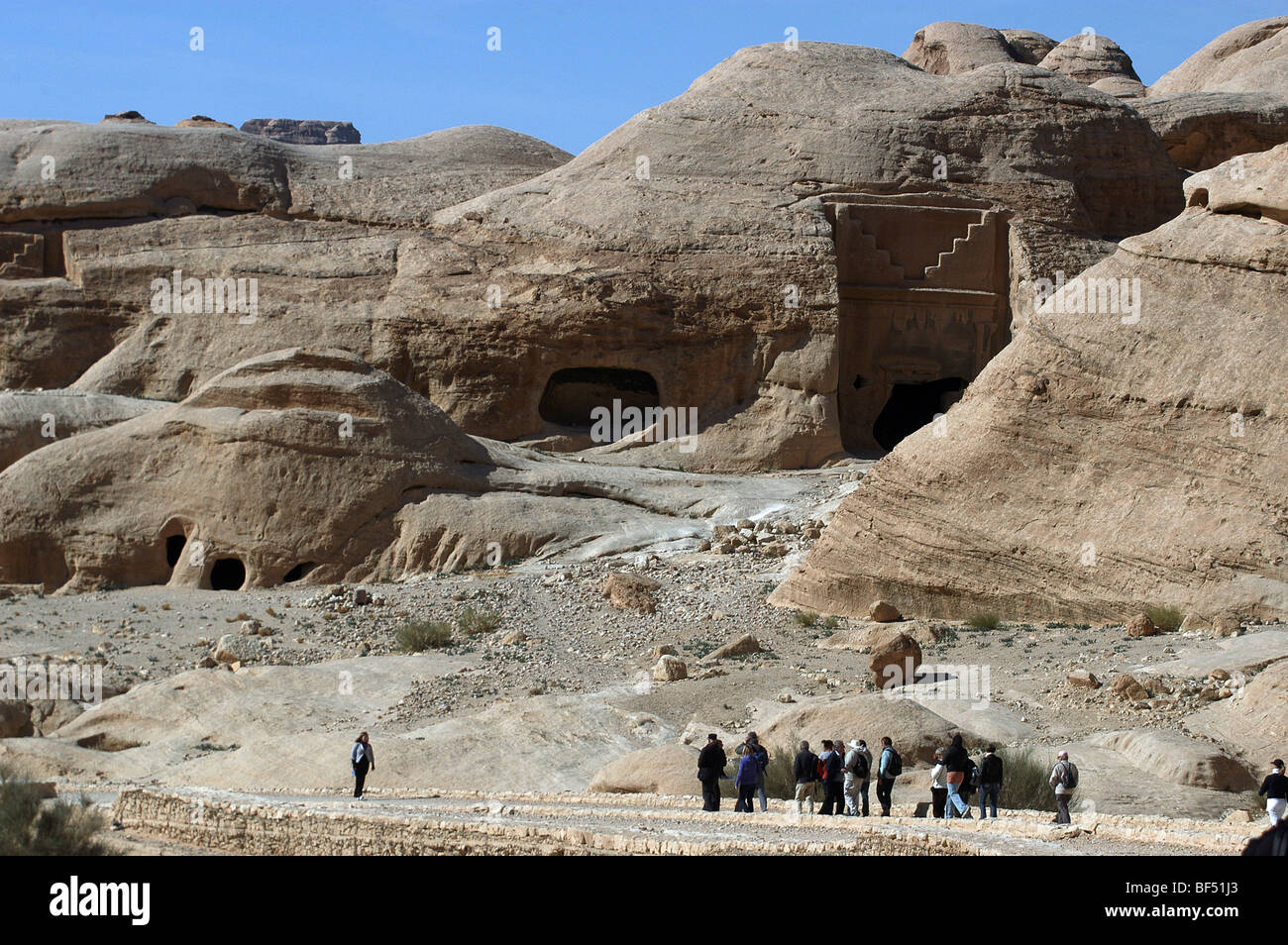 Touristen auf dem Weg zum Eingang nach Petra, Süden von Jordanien einige der Gräber bewundern. Stockfoto