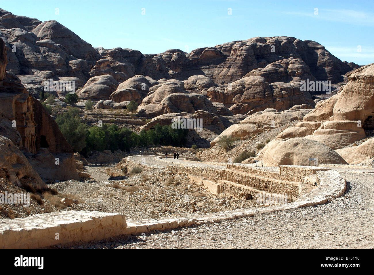Der Weg führt bis zum Eingang der Welt berühmte Stadt Petra, Süden von Jordanien. Stockfoto