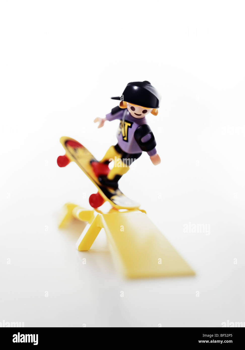 Playmobilfigur Skateboarder Mit Sprungbrett Stockfoto