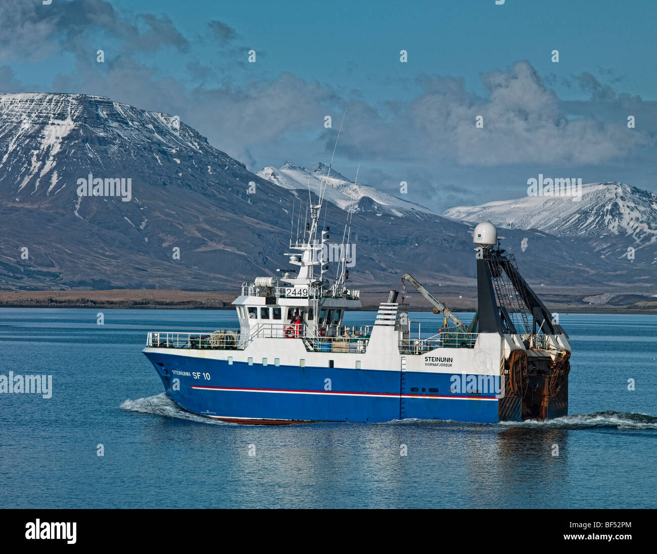 Fischkutter mit Mt Esja im Hintergrund, Hafen von Reykjavik, Island Stockfoto
