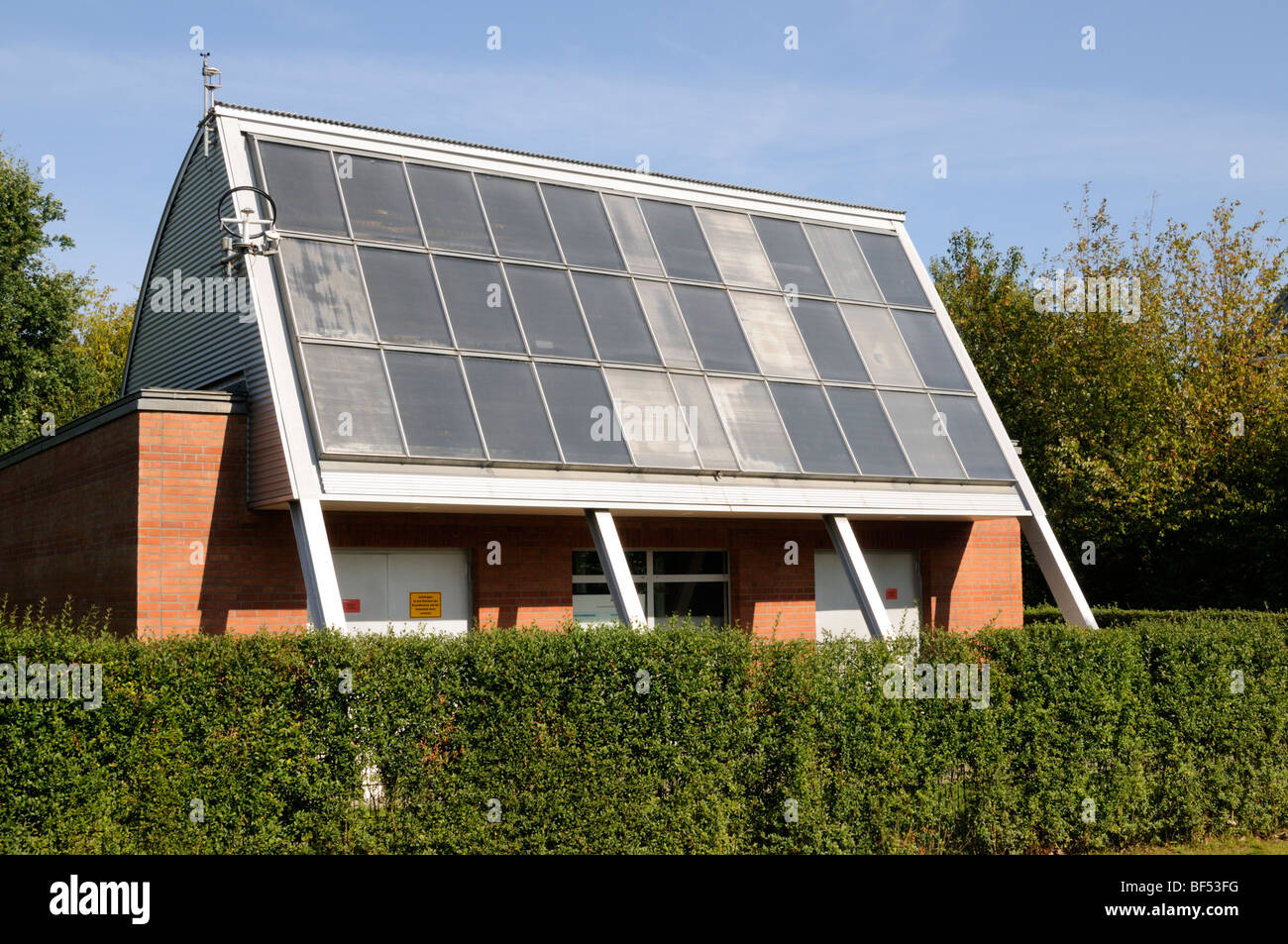 Heizzentrale Einer Solarsiedlung in Hamburg, Deutschland. -Zentralheizungen der Solarsiedlung in Hamburg, Deutschland. Stockfoto