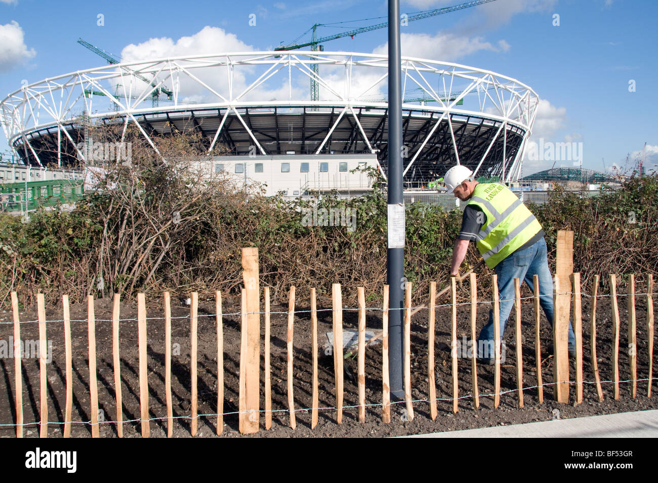 UK-Landschaftsgärtner-Stadions am Olympiapark im im Osten London Foto © Julio Etchart Bau Stockfoto