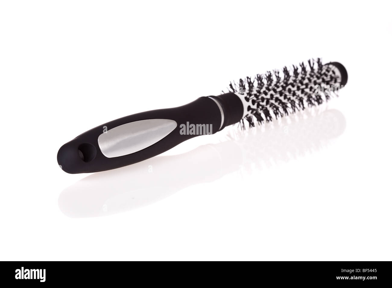 Runde thermische Haarbürste isoliert auf weißem Hintergrund Stockfoto