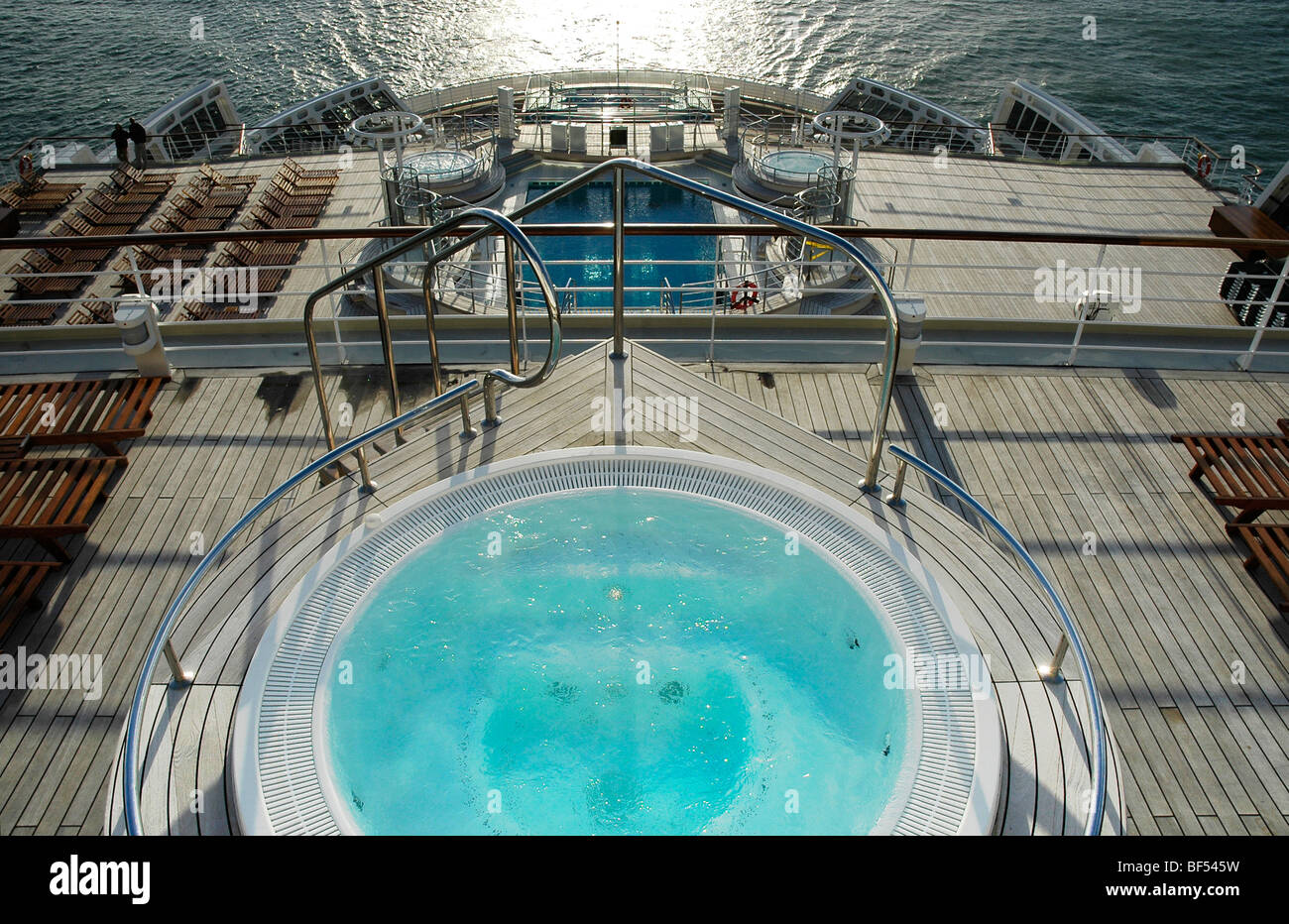 Jacuzzi auf dem offenen Deck der Queen Mary 2 Kreuzfahrt Schiff Stockfoto