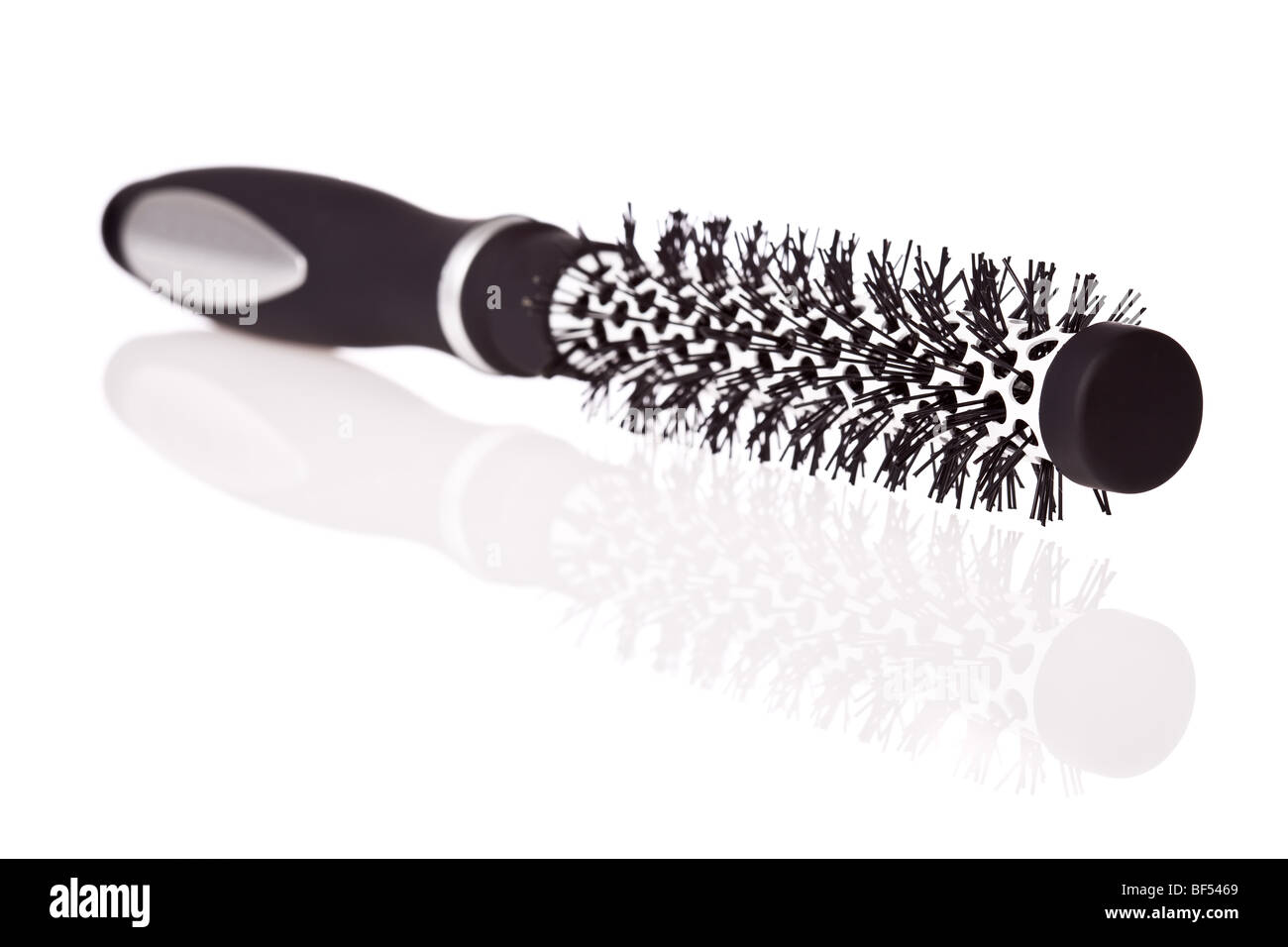 Runde thermische Haarbürste isoliert auf weißem Hintergrund Stockfoto