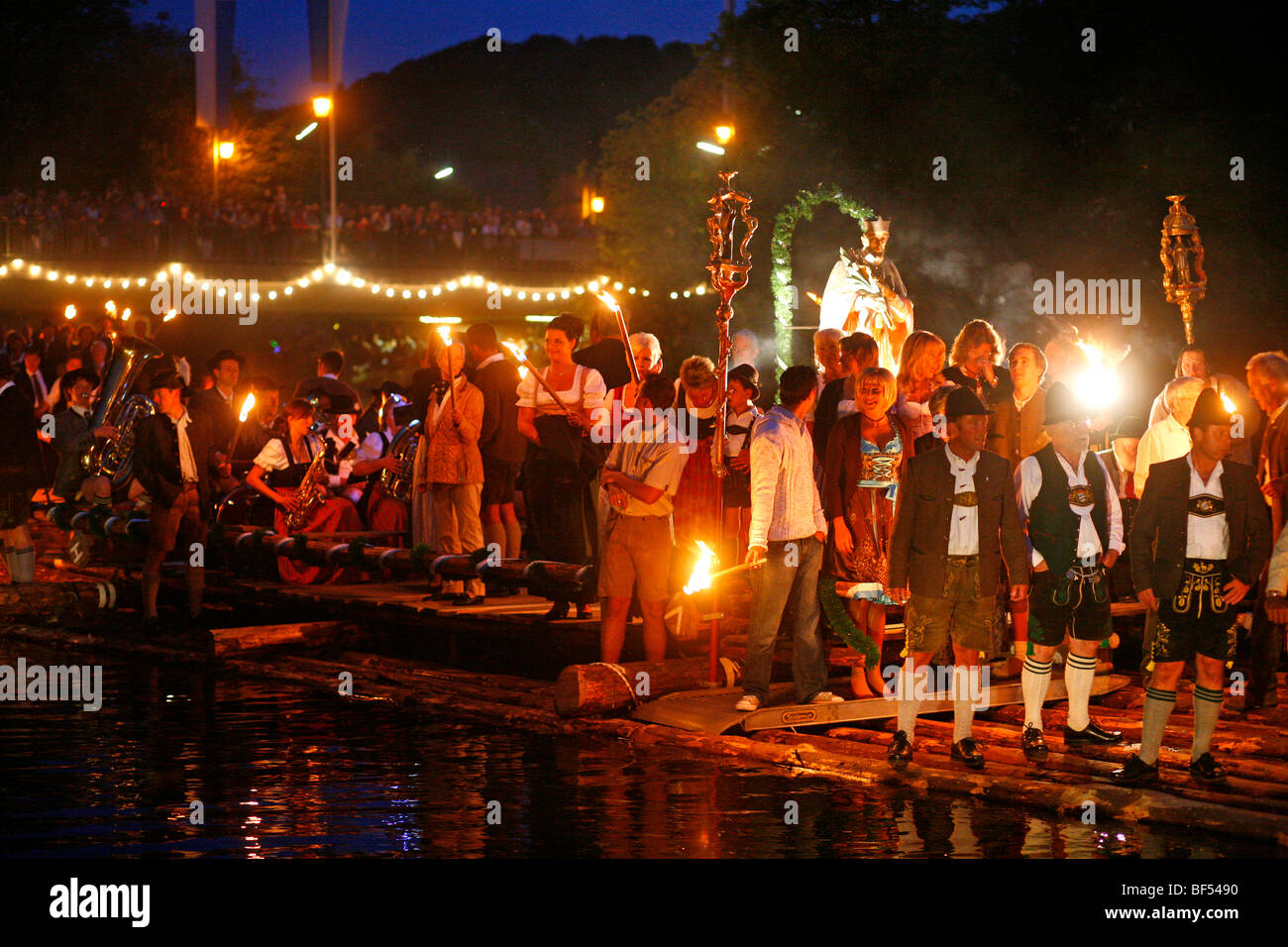 Raft Prozession auf dem fest Tag des Heiligen Johannes von Nepomuk, Sparren feiert ein alle drei Jahre stattfindenden Floß Masse und beten für Schutz und Stockfoto