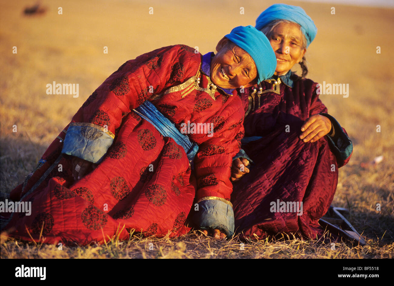 Zwei ältere Menschen mongolischen Frauen in traditioneller Tracht lächelnd, Xilin Gol Grünland, Innere Mongolei autonome Region, China Stockfoto