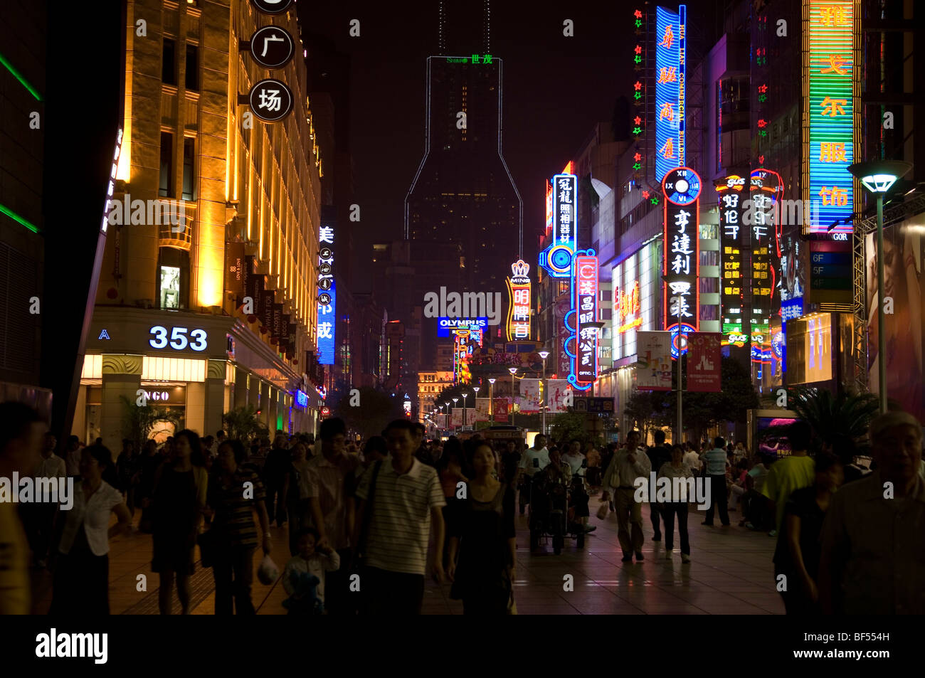 Neon an der Nanjing Road, dem Geschäftszentrum von Shanghai, China. Stockfoto