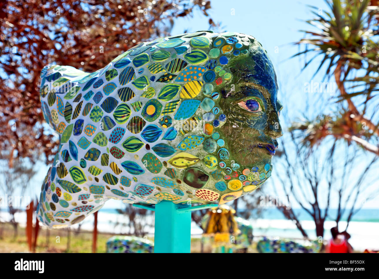 Fisch Skulptur Gesicht auf dem Display durch das Meer an einem Kunstfestival Stockfoto