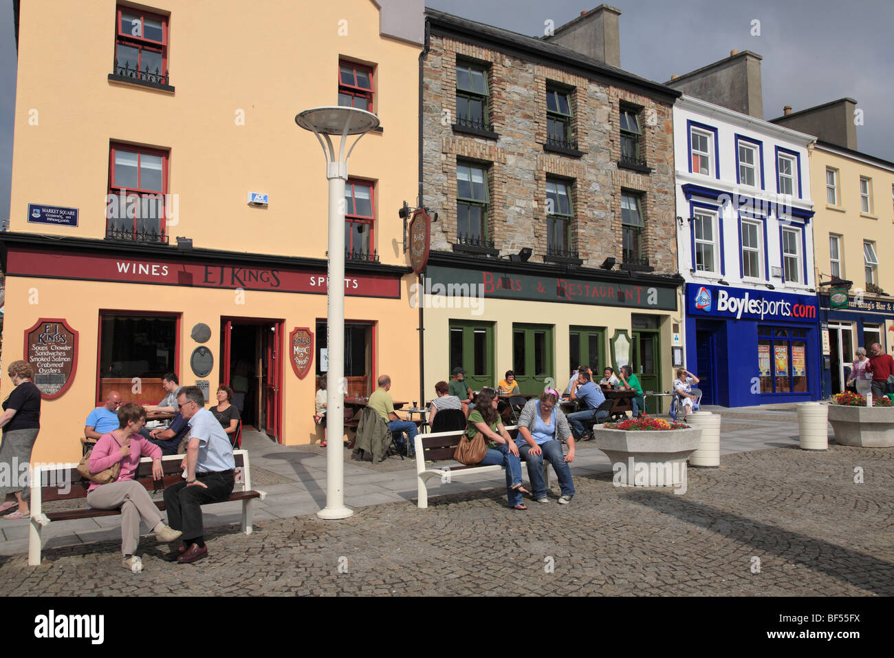 E.j. King Bar & Snug in Clifden, Irland; Straßencafé und pub Stockfoto