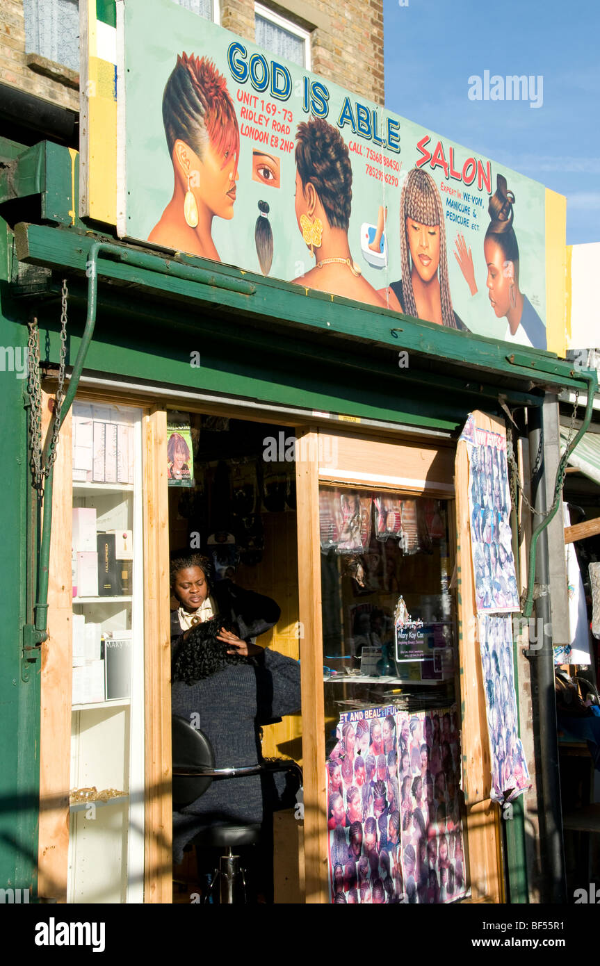 VEREINIGTES KÖNIGREICH. Afro-Karibik Beauty Shop in Ridley Rd. market,Hackney,London.Photo Julio Etchart Stockfoto