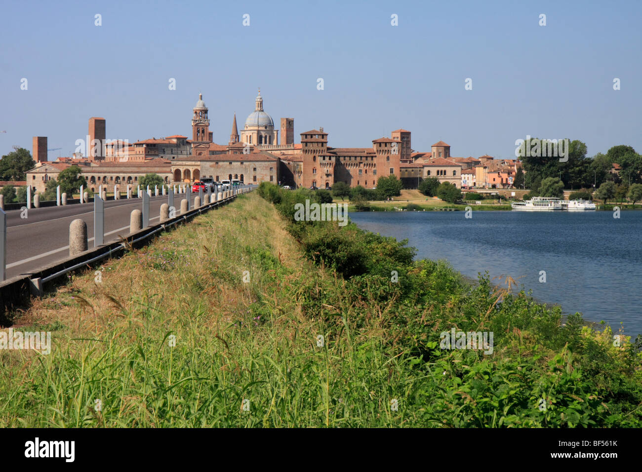 Mantua oder Mantova gesehen aus dem Osten mit Castello und Palazzo Ducale, Mantua, Lombardei, Lago di Mezzo, Norditalien, Italien Stockfoto