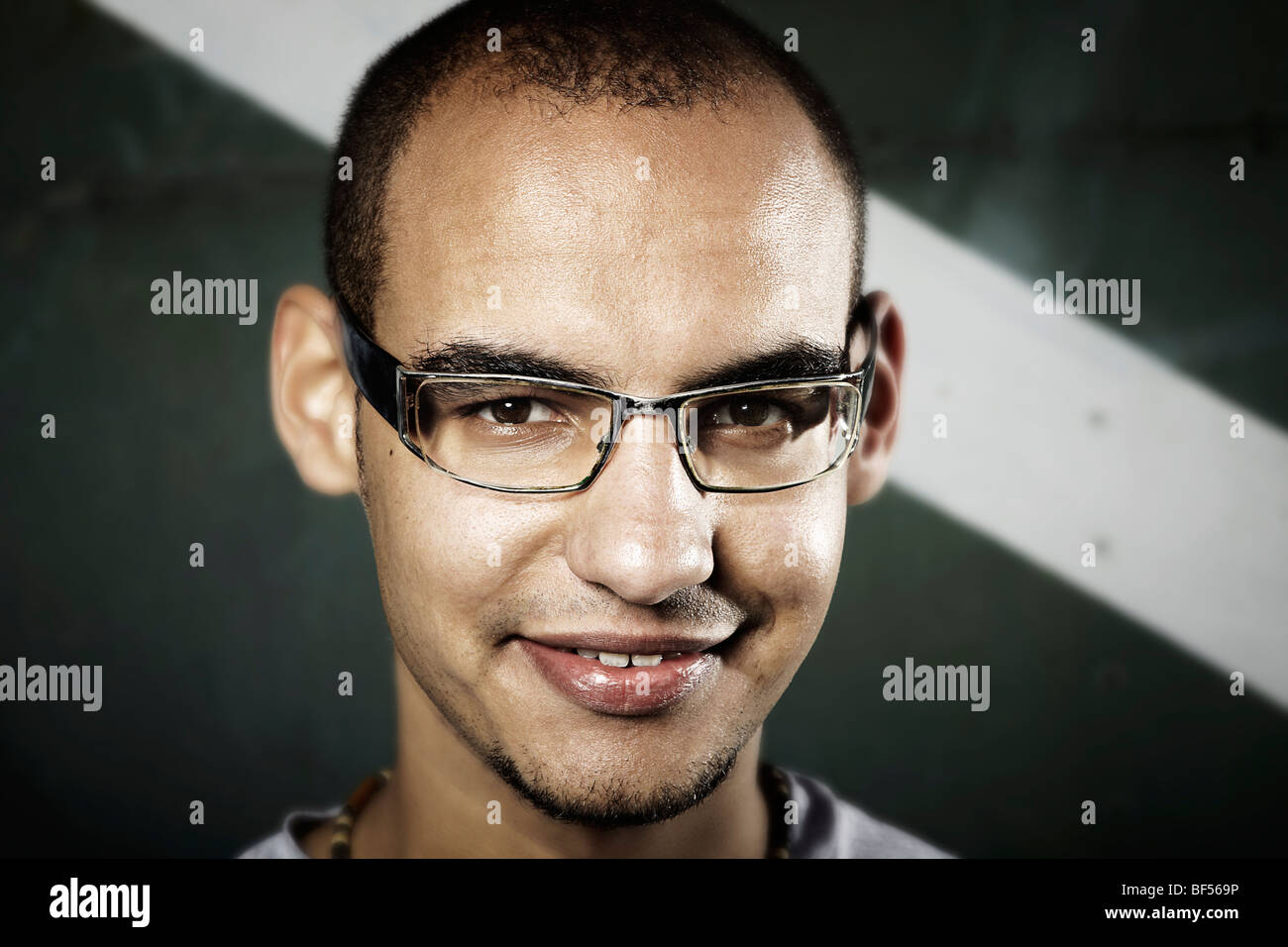 Porträt eines jungen Mannes mit Brille, Teenager, Blick direkt auf den Betrachter, cool Stockfoto
