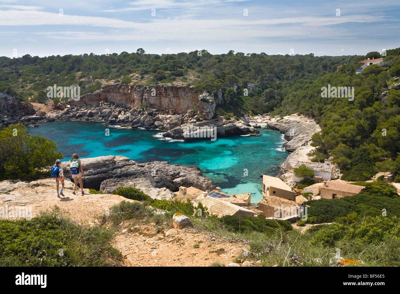 Mutter und Tochter zu Fuß zu der Bucht Cala s'Almonia, Mallorca, Mallorca, Balearen, Mittelmeer, Spanien, Europa Stockfoto