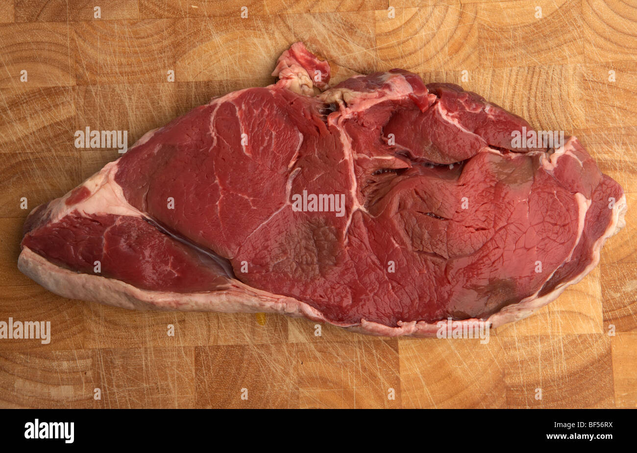 Rohe Scheibe von chump Sirloin Steak aus organischen Longhorn irischen Kühe auf einer hölzernen Metzger block Stockfoto