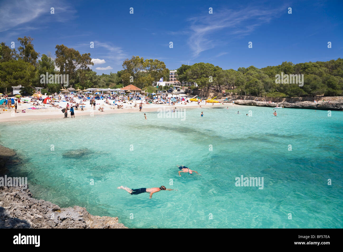 Strandleben in der Bucht Caló d ' en Garrot, Cala Mondragó, Naturpark Mondragó, Mallorca, Mallorca, Balearen, Mediterra Stockfoto