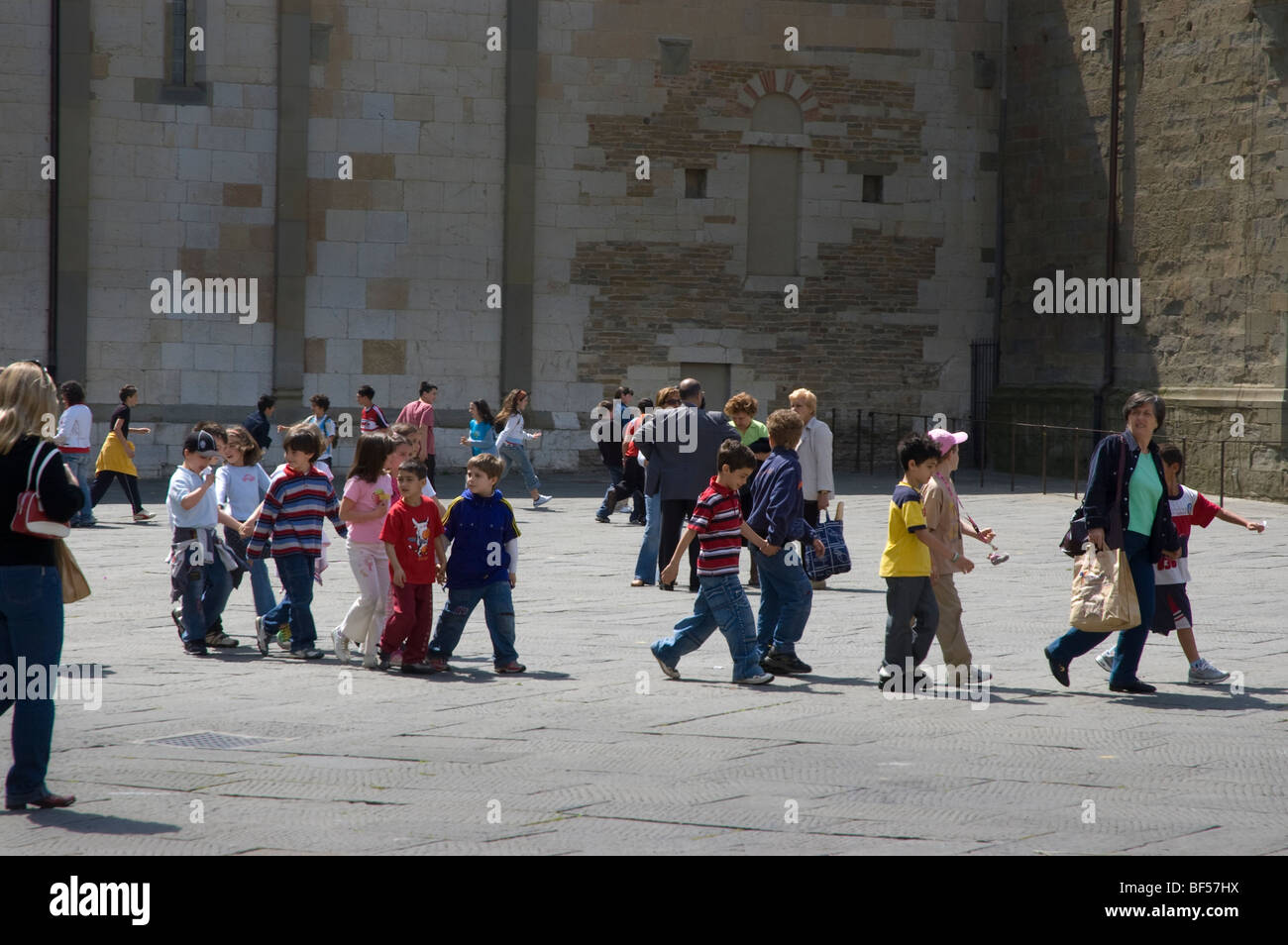 eine Gruppe von Schulkindern, mit ihrem Lehrer an der Piazza del Duomo, Pistoia, Toskana Stockfoto