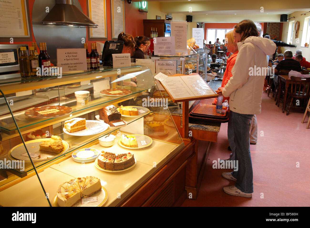 Café in Clifden, Irland Stockfoto