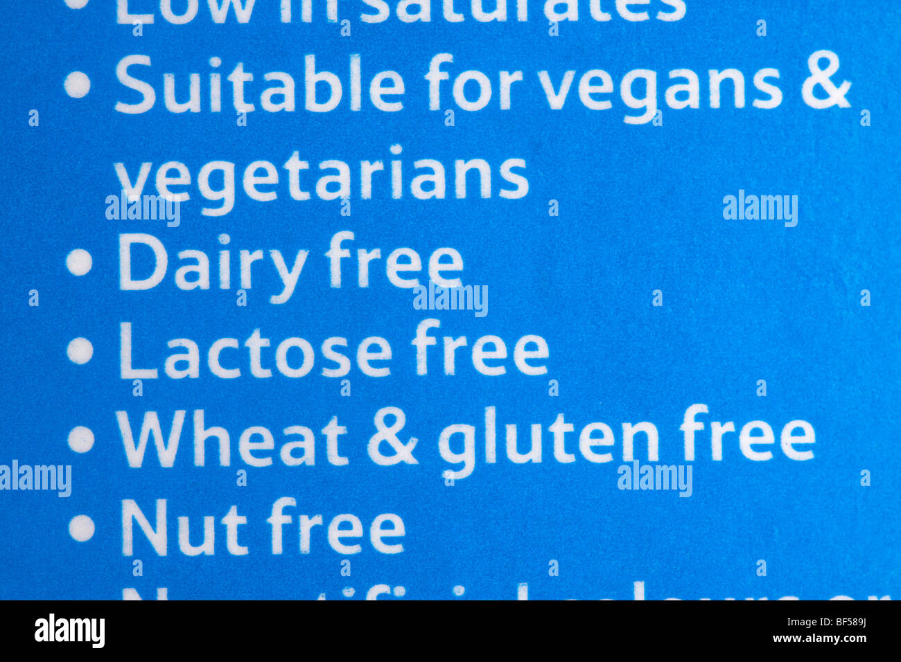 Liste der Nutzen für die Gesundheit und Eignung auf Etikett auf einem Karton von Sojamilch im Vereinigten Königreich Stockfoto