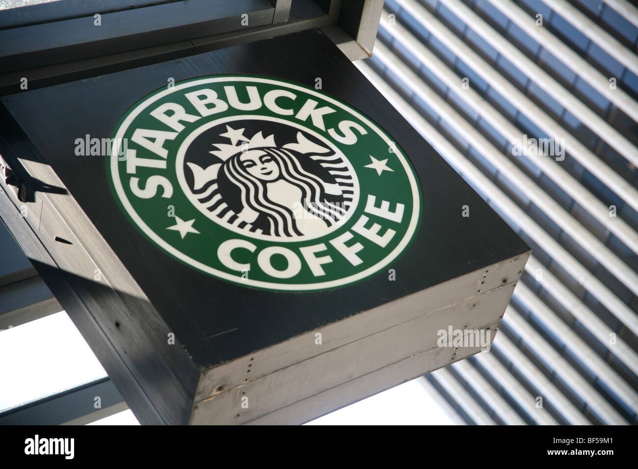 Exterieur des Starbucks Filiale. Kein Property-Release. Nur redaktionelle Nutzung. Stockfoto