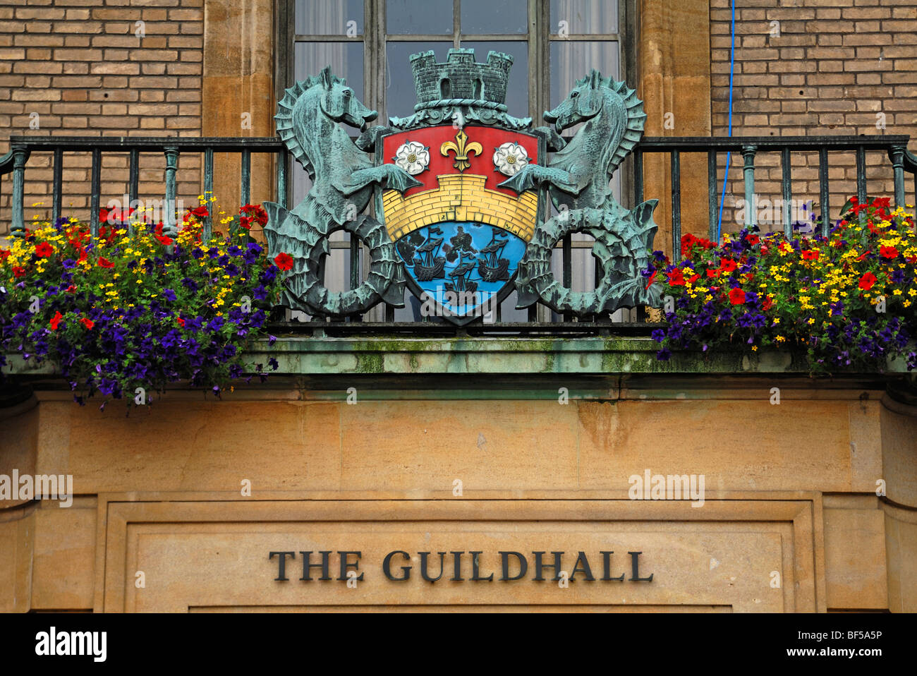Wappen auf dem Balkon des Rathauses, Markt Hill, Cambridge, Cambridgeshire, England, Vereinigtes Königreich, Europa Stockfoto