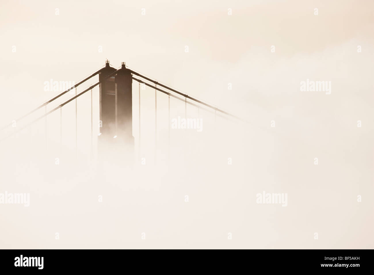 Brückenpfeiler auf der Golden Gate Bridge in Nebel, San Francisco, Kalifornien, USA, Amerika Stockfoto