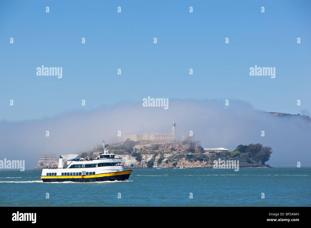 Ausflugsschiff mit Alcatraz und Nebel, ehemalige Gefängnisinsel, San Francisco, Kalifornien, USA, Amerika Stockfoto
