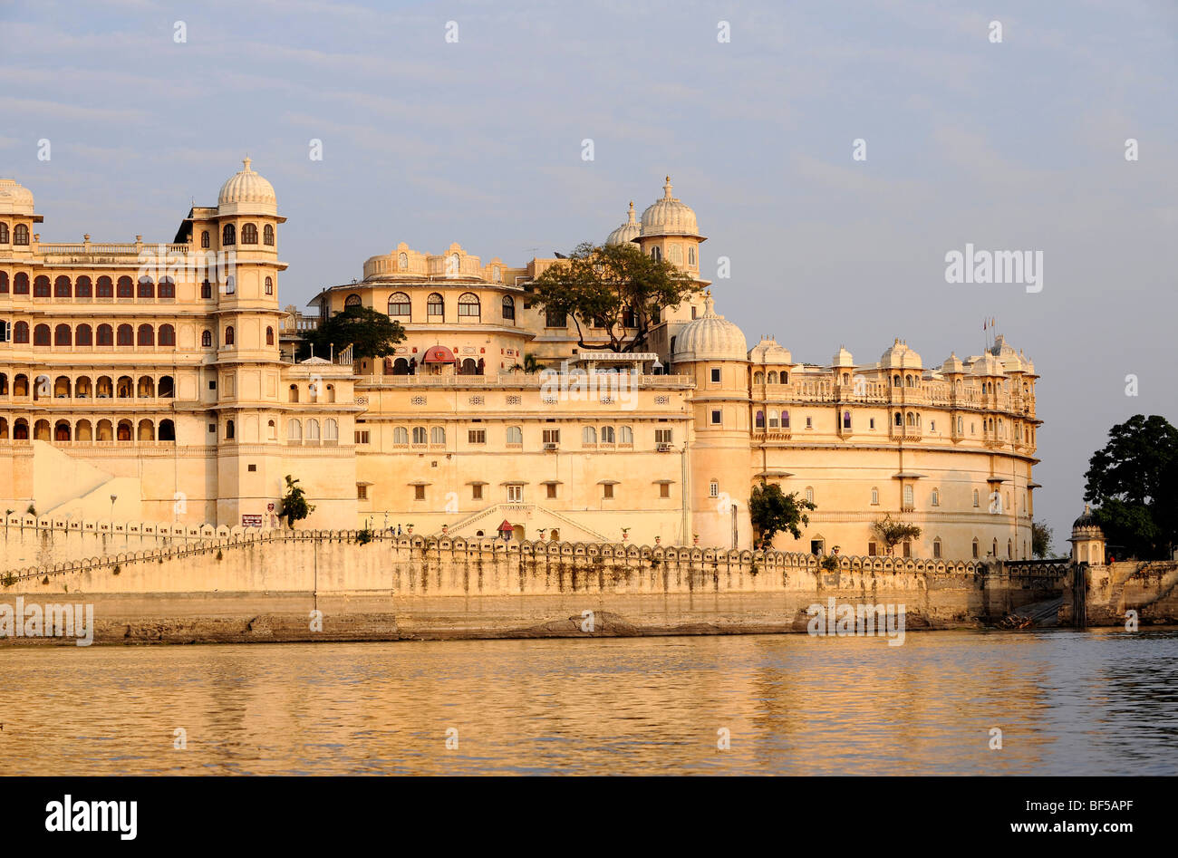 Stadtschloss am Pichola-See in der Abenddämmerung, Udaipur, Rajasthan, Nordindien, Indien, Südasien, Asien Stockfoto